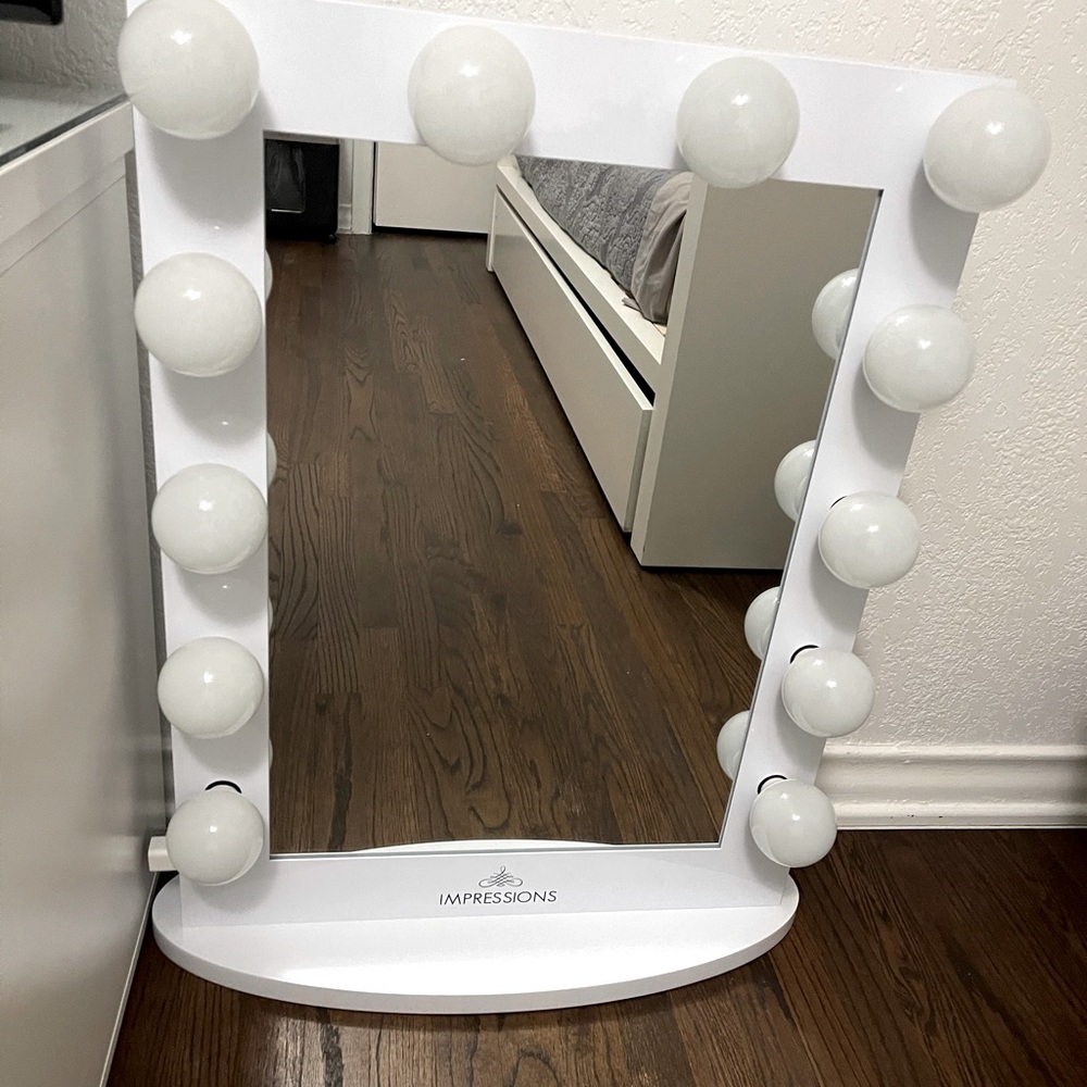 Impressions Hollywood Iconic XL Vanity Mirror